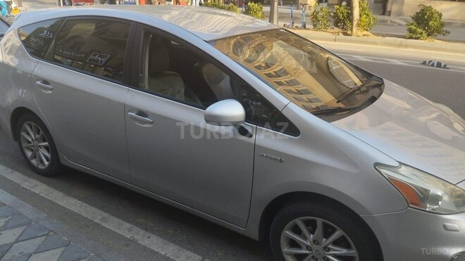Toyota Prius V-5