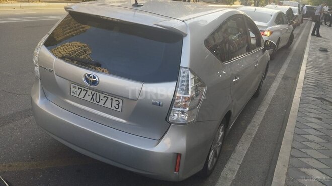 Toyota Prius V-4