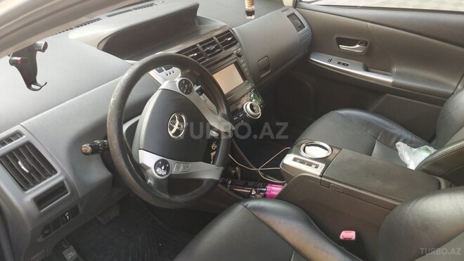 Toyota Prius V-6