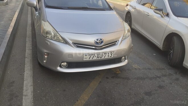 Toyota Prius V-1