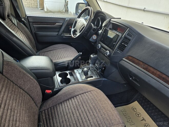 Mitsubishi Pajero-12
