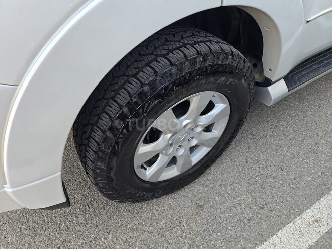 Mitsubishi Pajero-13