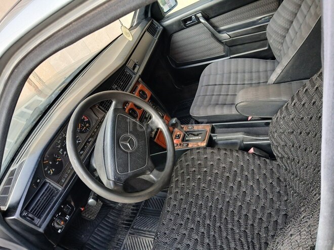 Mercedes 190 1992, 250,000 km - 2.0 l - Salyan