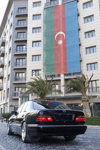 Mercedes E 280 2001, 234,716 km - 2.8 l - Bakı