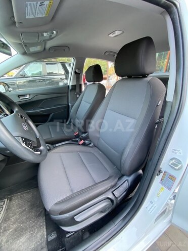 Hyundai Accent-11