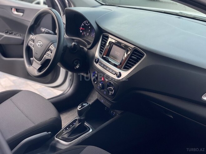 Hyundai Accent-13