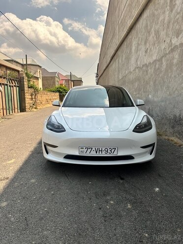 Tesla Model 3-1