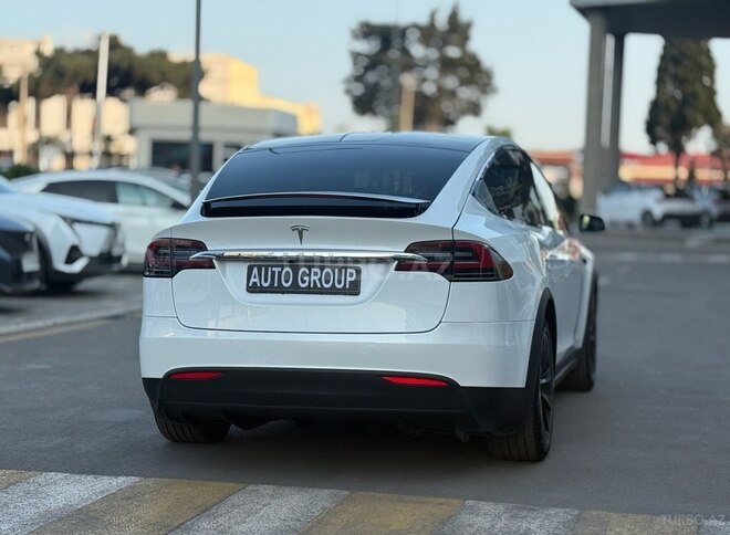 Tesla Model X-9