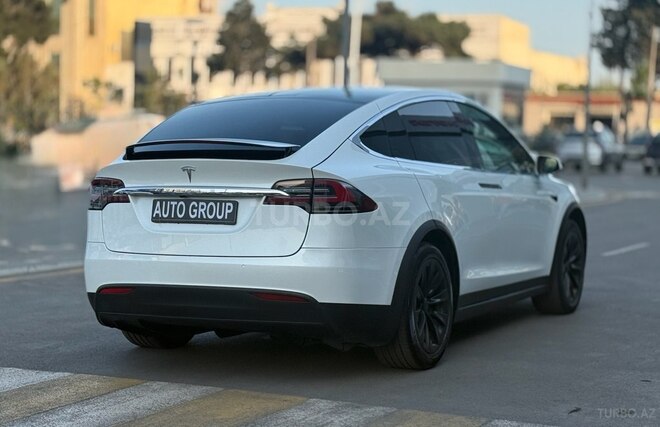 Tesla Model X-10