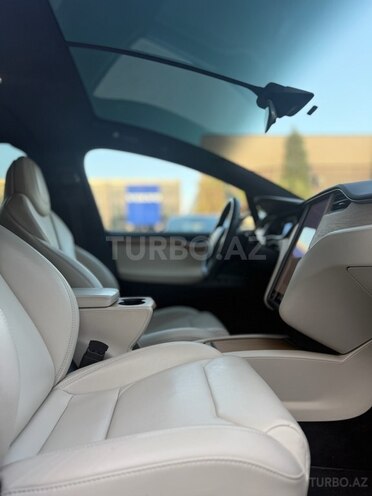 Tesla Model X-16