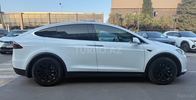 Tesla Model X-11