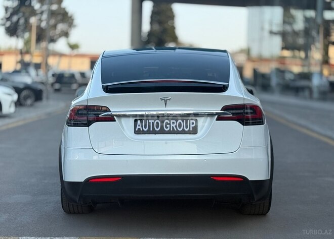 Tesla Model X-6
