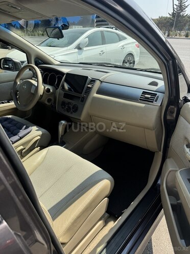Nissan Tiida-11