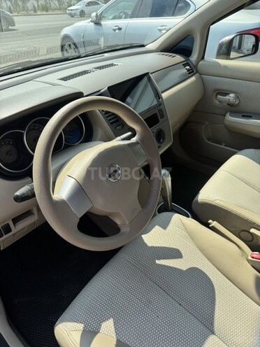 Nissan Tiida-12