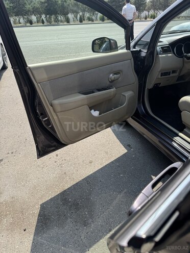 Nissan Tiida-15