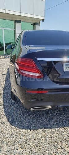 Mercedes E 200 4MATIC-7