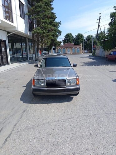 Mercedes E 200 1993, 555,555 km - 2.0 l - Quba