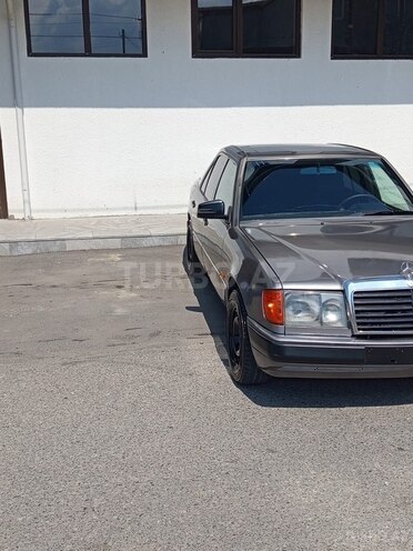 Mercedes E 200 1993, 555,555 km - 2.0 l - Quba