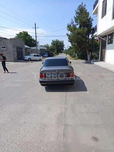 Mercedes E 200 1993, 555,555 km - 2.0 l - Quba