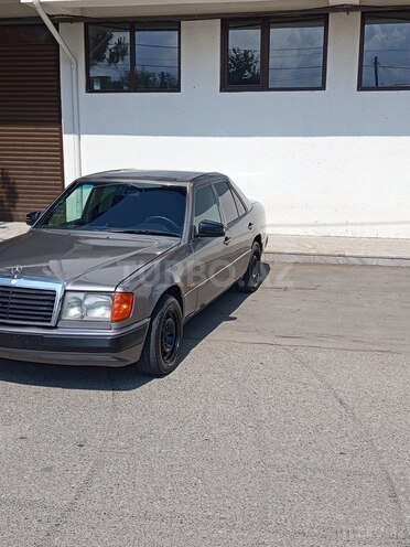Mercedes E 200 1993, 555,555 km - 2.0 l - Quba