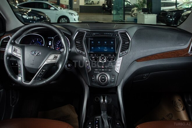 Hyundai Grand Santa Fe-12