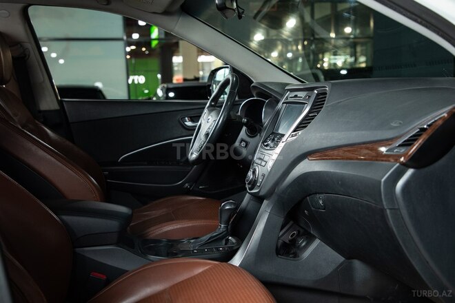 Hyundai Grand Santa Fe-24
