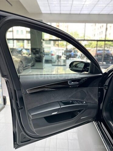 Audi A8-16