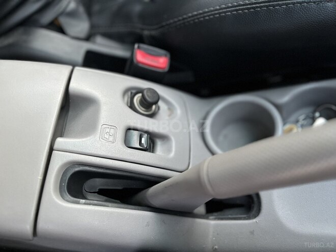 Mitsubishi L200-13