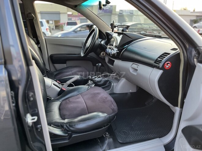 Mitsubishi L200-10