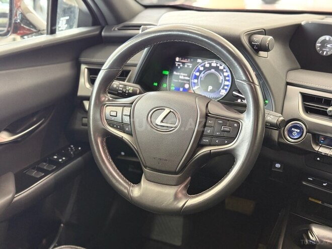 Lexus UX 250h-15