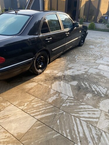 Mercedes E 320 1995, 366,576 km - 3.2 l - Bakı