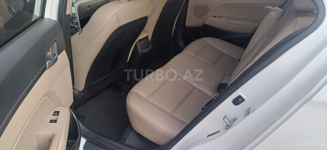 Hyundai Elantra-9
