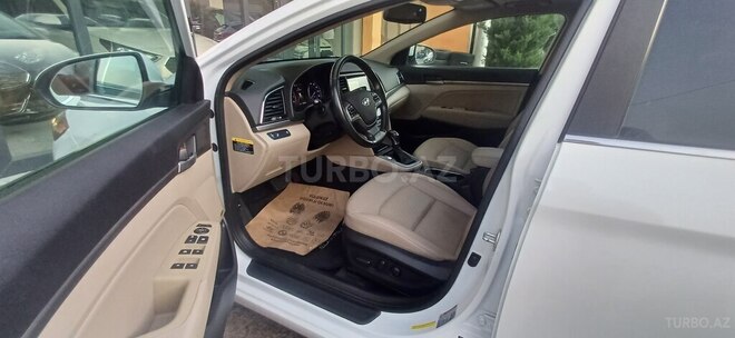 Hyundai Elantra-11