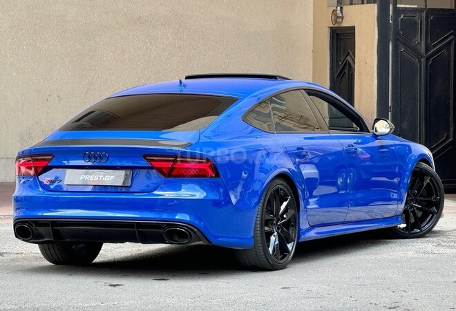 Audi RS7-8