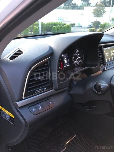 Hyundai Elantra-12