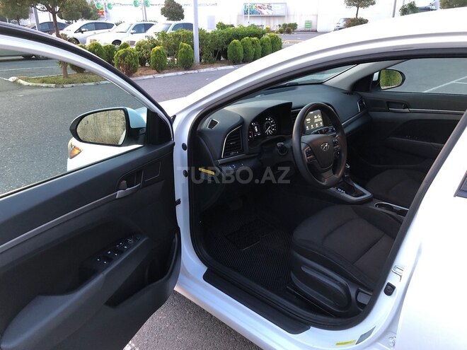 Hyundai Elantra-11