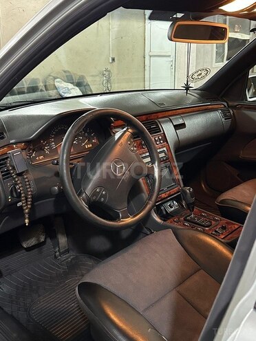Mercedes E 220 2001, 496,871 km - 2.2 l - Bakı