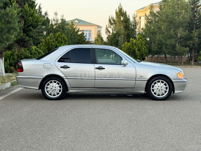 Mercedes C 200 2000, 286,000 km - 2.0 l - Saatlı