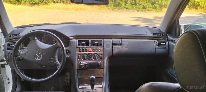 Mercedes E 220 d 2000, 135,712 km - 2.2 l - Biləsuvar