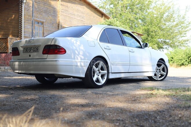 Mercedes E 220 d 2000, 135,712 km - 2.2 l - Biləsuvar