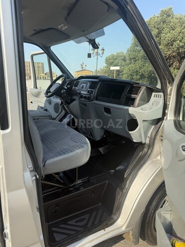 Ford Transit-10
