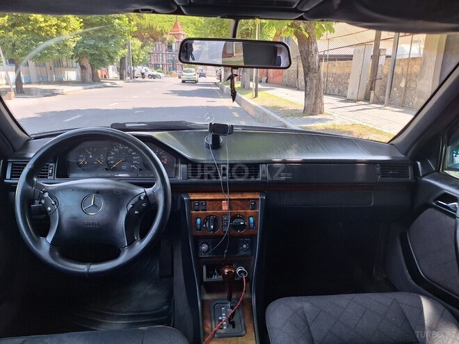 Mercedes E 220 1995, 450,369 km - 2.2 l - Şəki