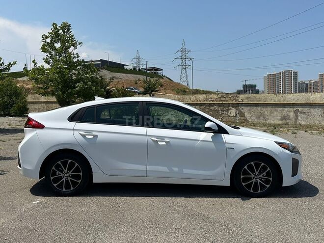 Hyundai IONIQ-11