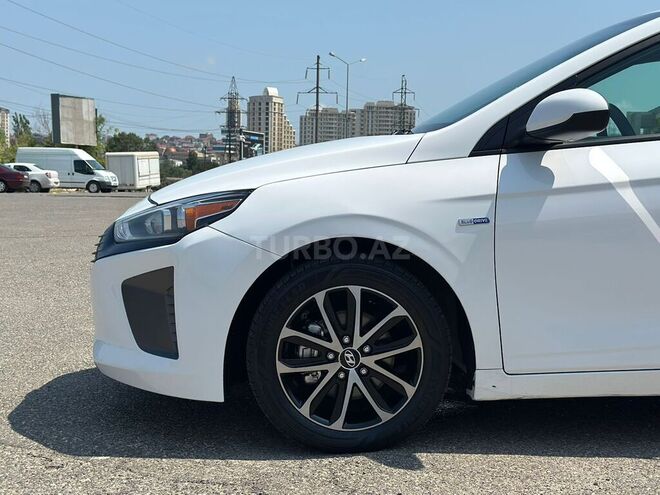 Hyundai IONIQ-13