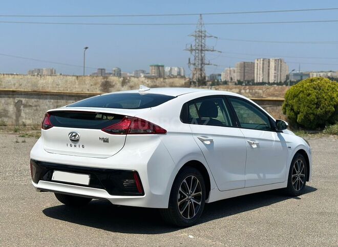 Hyundai IONIQ-12