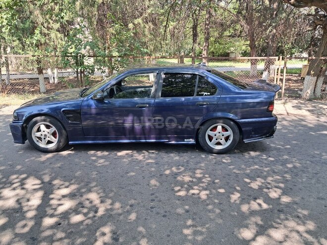 BMW 318 1993, 385,000 km - 1.8 l - Qazax