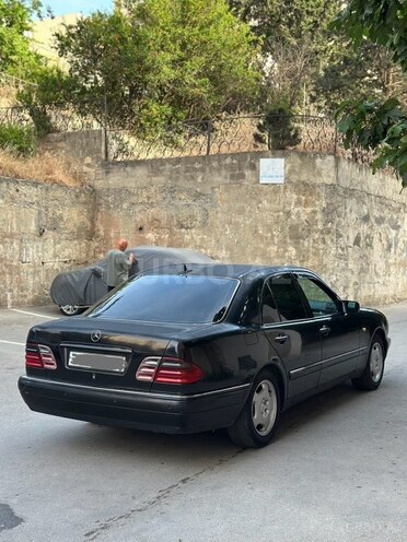 Mercedes E 240 1999, 260,000 km - 2.4 л - Bakı
