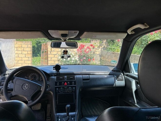 Mercedes E 240 1999, 205,000 km - 2.4 l - Qusar