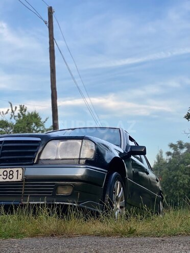 Mercedes E 250 1993, 200,000 km - 2.5 l - Astara