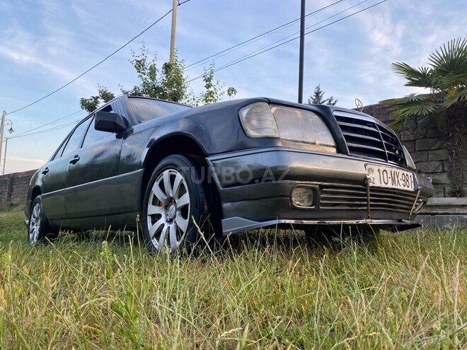 Mercedes E 250 1993, 200,000 km - 2.5 l - Astara